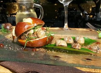 Σαλιγκάρια με Samaina, δεντρολίβανο και αρωματική σάλτσα ντομάτας