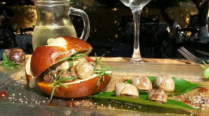 Σαλιγκάρια με Samaina, δεντρολίβανο και αρωματική σάλτσα ντομάτας