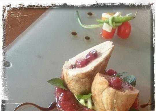 Sous Vide Χοιρινό φιλέτο γεμιστό με μετσοβέλα , chutney σύκο –σταφύλι και λικέρ καυτερής πιπεριάς.