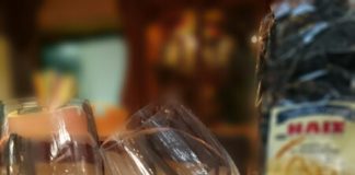 «Βοτσαλωτό» χταποδάκι με κους- κους και πιπερόμελο.