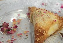 Γαλακτομπούρεκο τρίγωνο με ροδόνερο