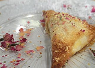 Γαλακτομπούρεκο τρίγωνο με ροδόνερο