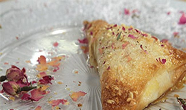 Γαλακτομπούρεκο τρίγωνο με ροδόνερο