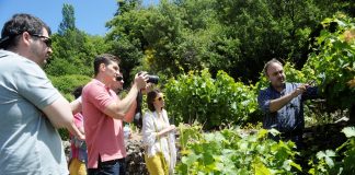 «Aκαδημία Μεταξά» στις ορεινές αναβαθμίδες και τη φρουτώδη ανάσα της Σάμου.