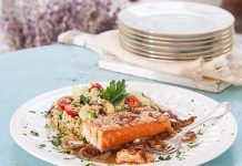 Σολωμός με ντομάτα και καραμελωμένα κρεμμύδια