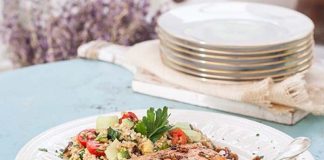 Σολωμός με ντομάτα και καραμελωμένα κρεμμύδια