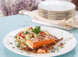 Σολωμός με ντομάτα και καραμελωμένα κρεμμύδια