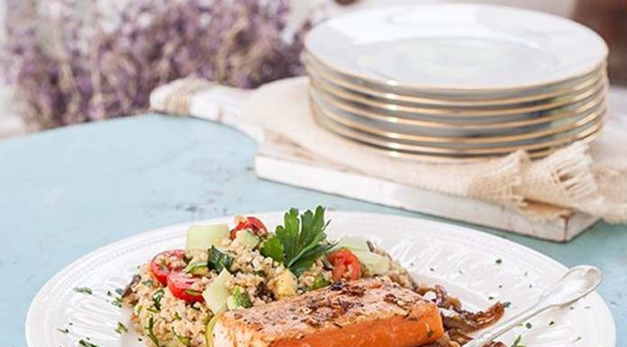 Σολωμός με ντομάτα και καραμελωμένα κρεμμύδια