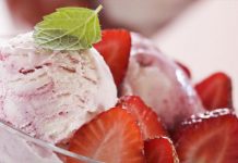 Μεθυσμένες φράουλες και μπανάνες με σαντιγί