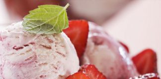 Μεθυσμένες φράουλες και μπανάνες με σαντιγί