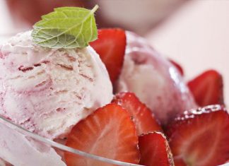 Μεθυσμένες φράουλες και μπανάνες με σαντιγί