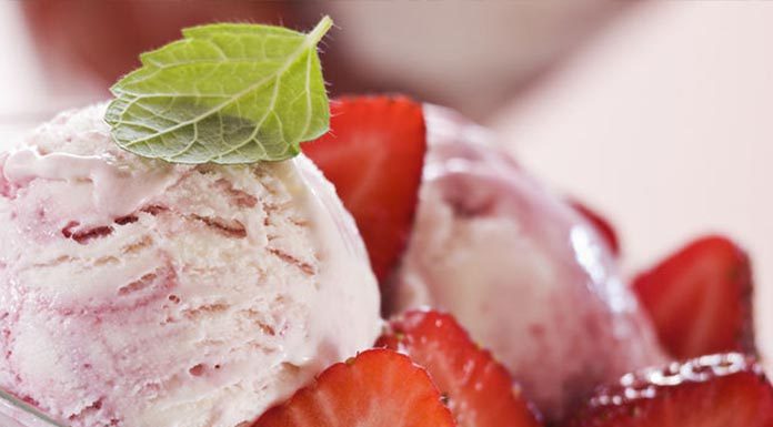 Μεθυσμένες φράουλες και μπανάνες με σαντιγί