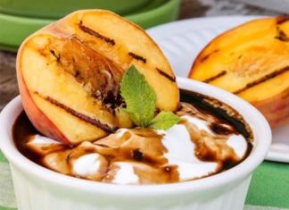 Ροδάκινα ψητά με Μοσχάτο Σάμου και κρέμα αμυγδάλου