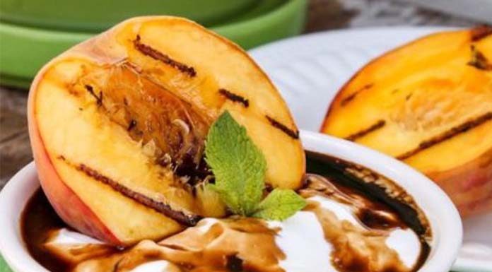 Ροδάκινα ψητά με Μοσχάτο Σάμου και κρέμα αμυγδάλου