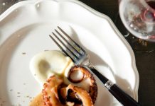 Χταπόδι με γλυκό σαμιώτικο κρασί και δεντρολίβανο