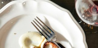 Χταπόδι με γλυκό σαμιώτικο κρασί και δεντρολίβανο