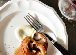 Χταπόδι με γλυκό σαμιώτικο κρασί και δεντρολίβανο