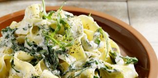 Παπαρδέλες με ανθότυρο, ρόκα και Μοσχάτο Σάμου