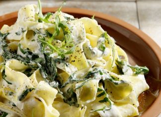 Παπαρδέλες με ανθότυρο, ρόκα και Μοσχάτο Σάμου