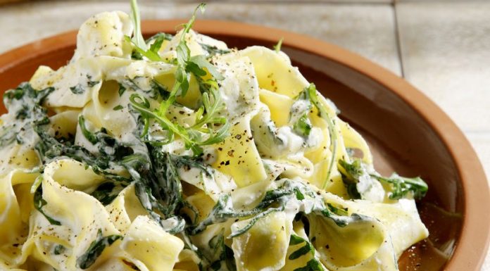 Παπαρδέλες με ανθότυρο, ρόκα και Μοσχάτο Σάμου