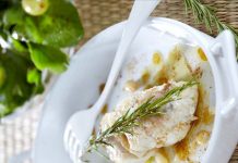 Πεσκανδρίτσα με δεντρολίβανο και σαλάτα με σταφύλι