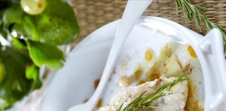 Πεσκανδρίτσα με δεντρολίβανο και σαλάτα με σταφύλι