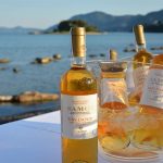Σαμιώτικα κρασιά με φόντο το Ποντικονήσι