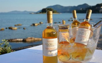 Σαμιώτικα κρασιά με φόντο το Ποντικονήσι