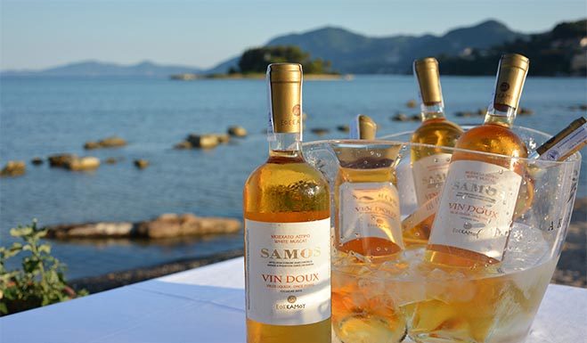 Σαμιώτικα κρασιά με φόντο το Ποντικονήσι