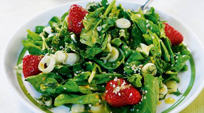 Σαλάτα με σπανάκι και dressing σαμιώτικου κρασιού