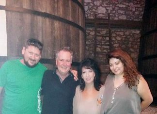 SIMON GAULT: Σαμιώτικο κρασί και νοιώθεις… «θεός»