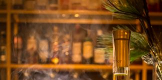 Samos Anthemis Cocktail με αγριοκέρασα και σοκολάτα