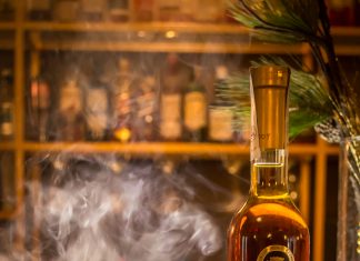 Samos Anthemis Cocktail με αγριοκέρασα και σοκολάτα