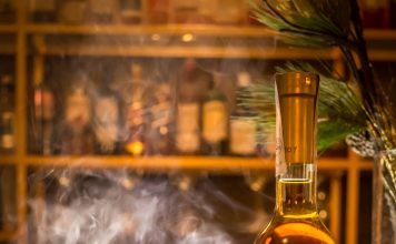 Samos Anthemis Cocktail με αγριοκέρασα και σοκολάτα