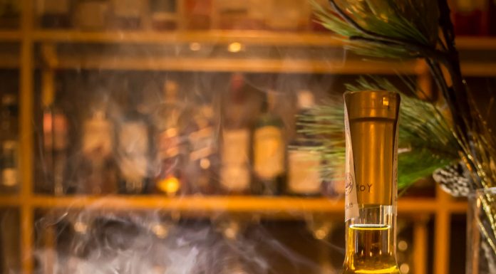 Samos Anthemis Cocktail με αγριοκέρασα και σοκολάτα