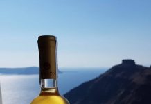 Samos Vin Doux με φόντο το ηφαίστειο