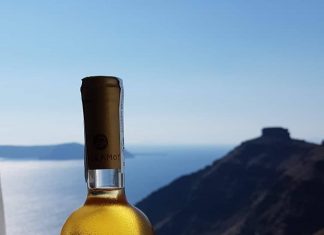 Samos Vin Doux με φόντο το ηφαίστειο