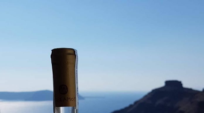 Samos Vin Doux με φόντο το ηφαίστειο