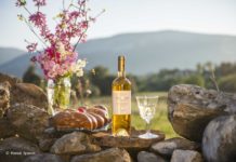 Τσουρεκάκια γεμιστά με σοκολάτα και Samos Vin Doux