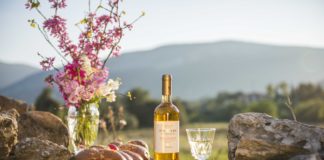 Τσουρεκάκια γεμιστά με σοκολάτα και Samos Vin Doux