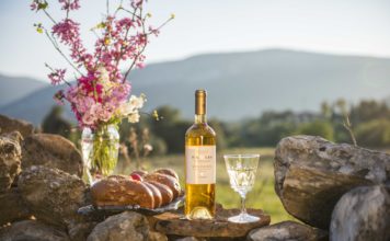 Τσουρεκάκια γεμιστά με σοκολάτα και Samos Vin Doux