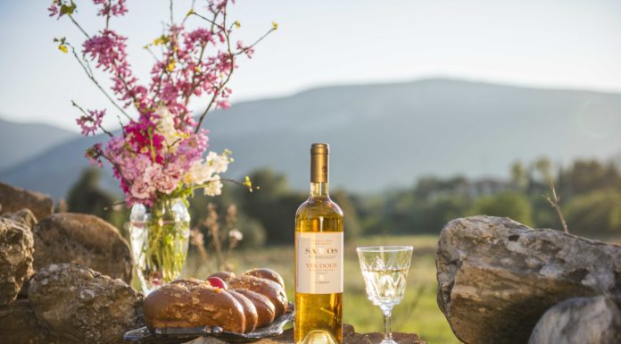 Τσουρεκάκια γεμιστά με σοκολάτα και Samos Vin Doux