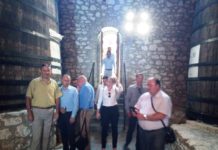 H θάλασσα που μας χωρίζει…Το κρασί που μας ενώνει!