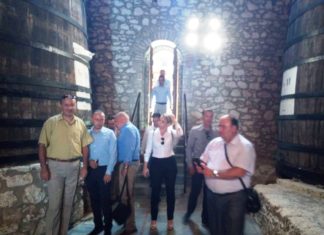 H θάλασσα που μας χωρίζει…Το κρασί που μας ενώνει!