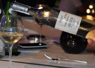«Δείπνο στα λευκά» συνοδεία Samos Grand Cru