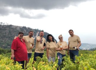 Γέμισε ξέχειλη την κούπα με σαμιώτικο κρασί!