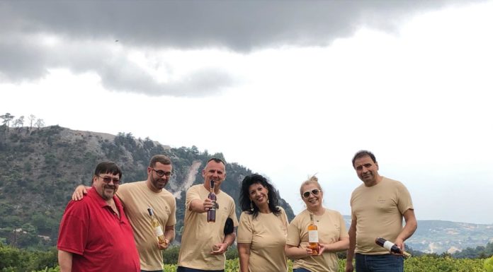 Γέμισε ξέχειλη την κούπα με σαμιώτικο κρασί!