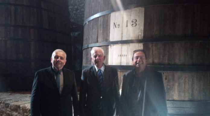 «Γλυκάθηκε» με σαμιώτικο κρασί ο Παναγιώτης Πικραμένος