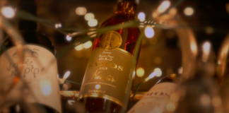 Φέτος τα Χριστούγεννα, πίνουμε στην υγειά μας… με κρασιά από τη Σάμο!