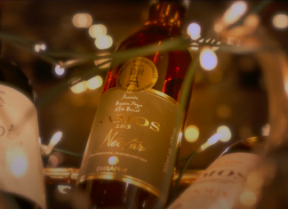 Φέτος τα Χριστούγεννα, πίνουμε στην υγειά μας… με κρασιά από τη Σάμο!